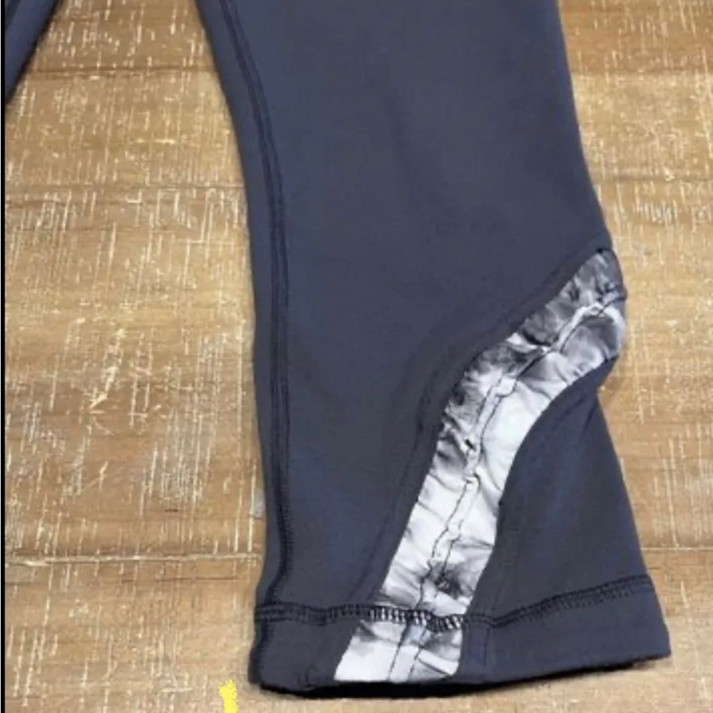 Lululemon Cropped Yogi Dance Pant Gray Black Roses RARE! - Picture 3 of 8